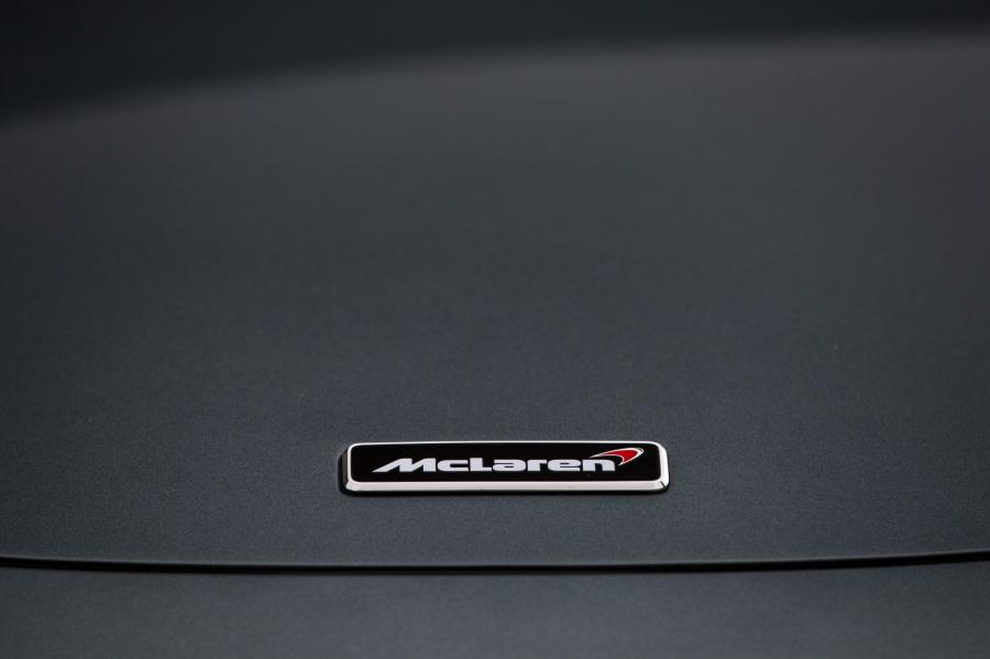 Логотип McLaren 720S Coupe 2017 года  (UK) (фото 33 из 45)
